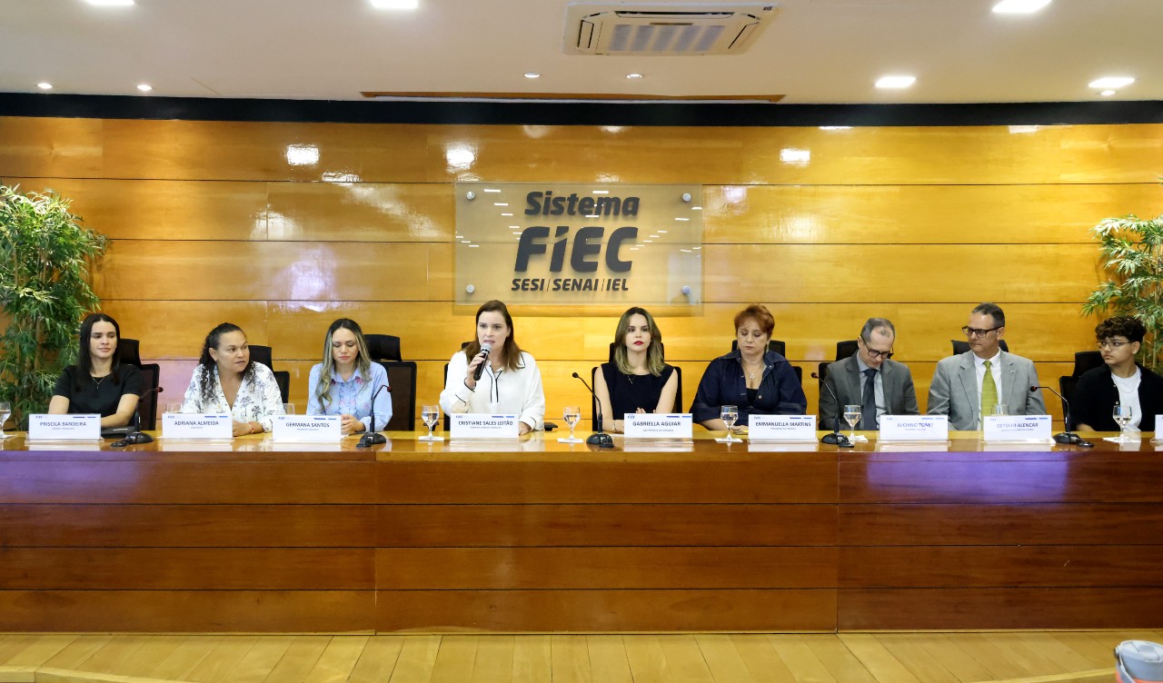 mesa do aauditório da Fiec com as autoridades durante o evento